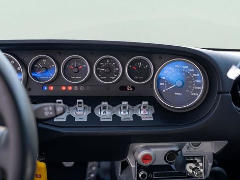 Used 2006 Ford GT RWD image 30