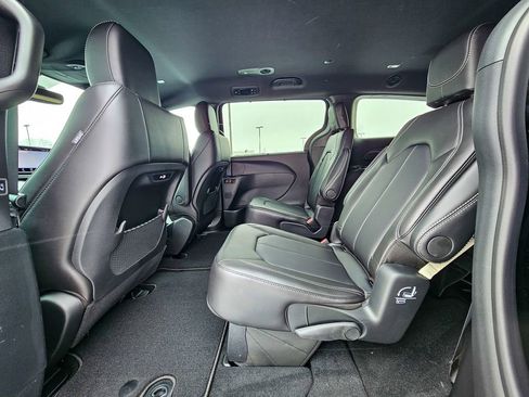 New 2026 Chrysler Pacifica Select FWD image 32