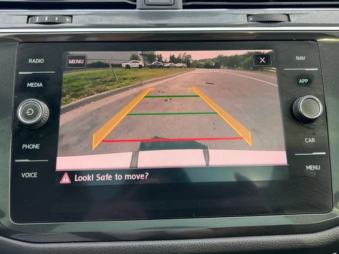 Used 2018 Volkswagen Tiguan SEL AWD/4WD image 26
