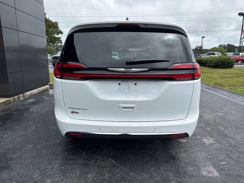 Used 2024 Chrysler Pacifica Touring-L FWD image 25