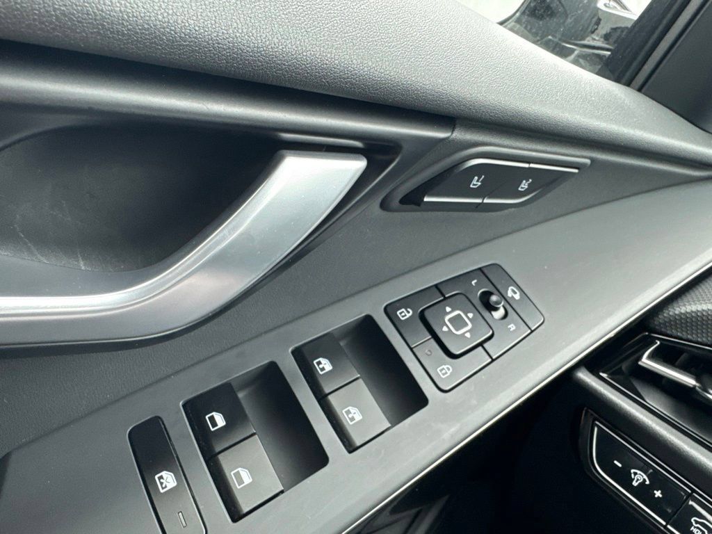 Used 2025 Kia Niro FWD image 9
