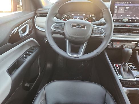 Used 2025 Jeep Compass Limited image 10