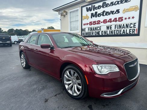 Used 2018 Chrysler 300 Touring L image 7