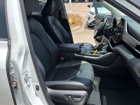Used 2023 Toyota Highlander XLE FWD image 17