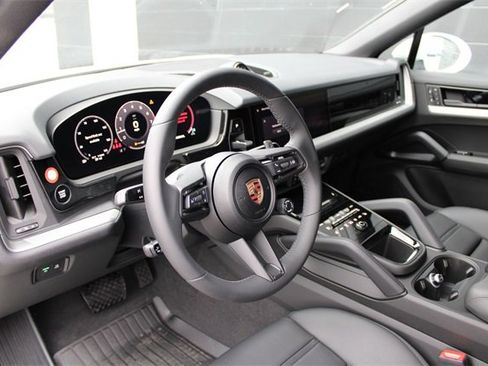 Used 2025 Porsche Cayenne Coupe image 4