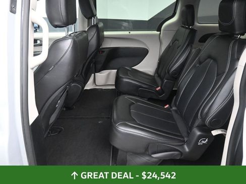 Used 2024 Chrysler Pacifica Touring-L FWD image 18