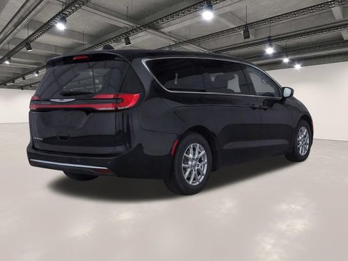 Used 2024 Chrysler Pacifica Touring-L FWD image 4