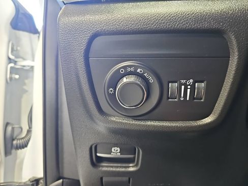 Used 2023 Jeep Grand Cherokee Altitude AWD/4WD image 25