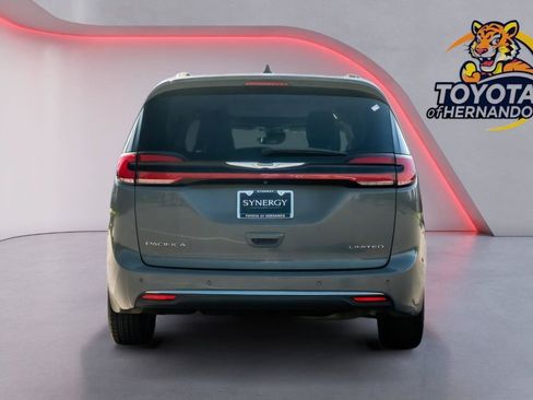 Used 2022 Chrysler Pacifica Limited FWD image 7