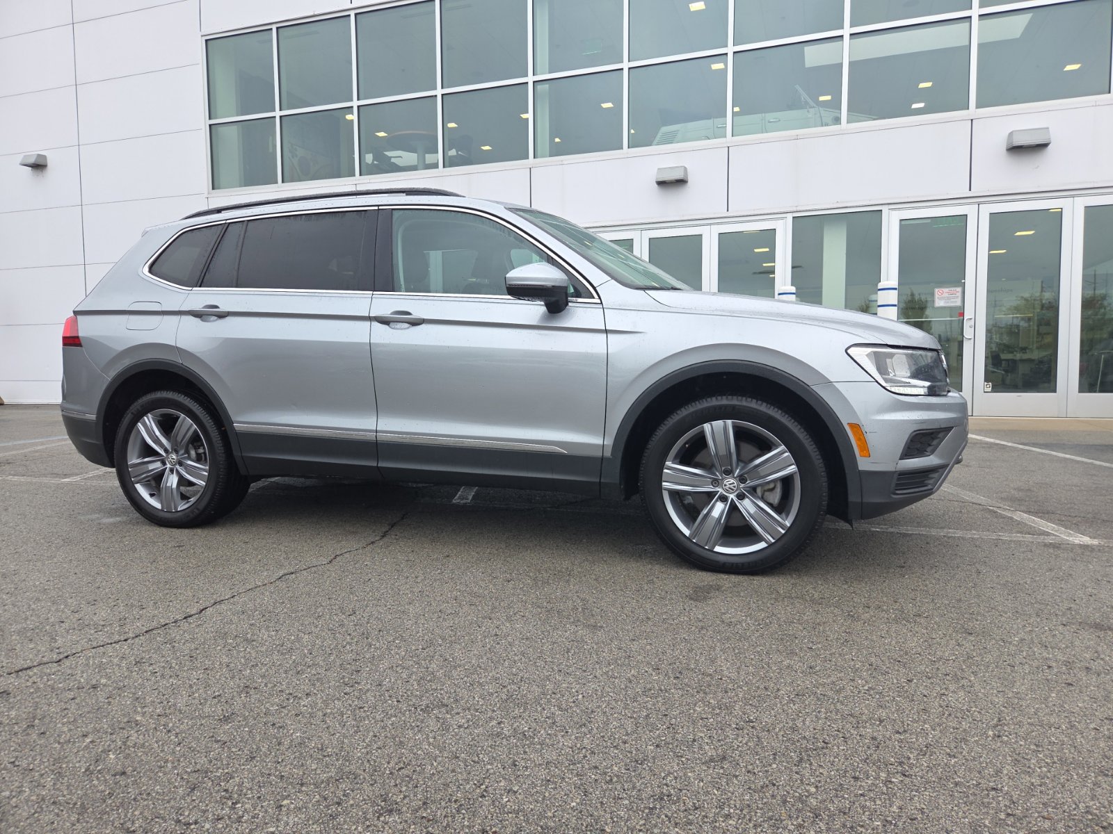 Used 2020 Volkswagen Tiguan SE w/ Panoramic Sunroof Package AWD/4WD image 3