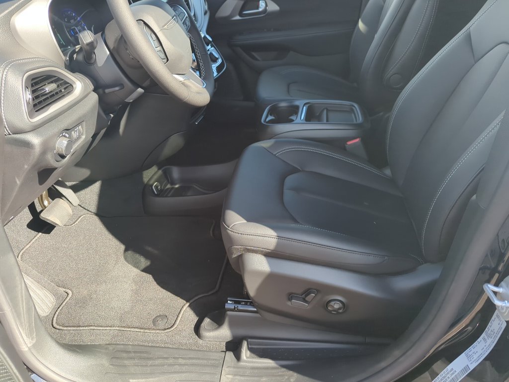 New 2027 Chrysler Pacifica Select AWD/4WD image 35
