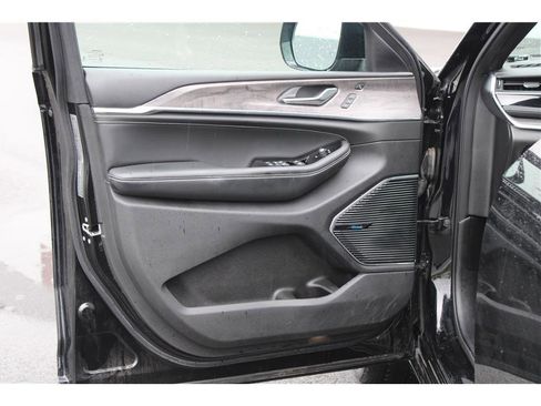 Used 2022 Jeep Grand Cherokee Overland w/ Luxury Tech Group IV AWD/4WD image 7