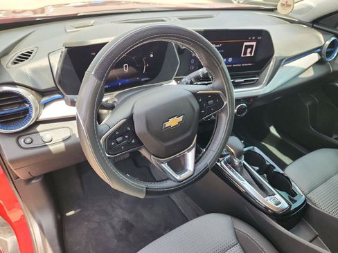 Used 2024 Chevrolet Trax LT w/ LT Convenience Package FWD image 10