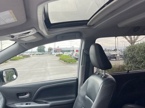 Used 2019 Toyota Sienna SE image 16