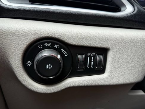 Used 2017 Chrysler Pacifica Touring-L image 35