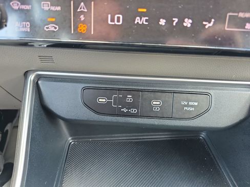 Used 2025 Kia Carnival FWD image 29