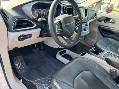 Used 2022 Chrysler Pacifica Touring-L image 11