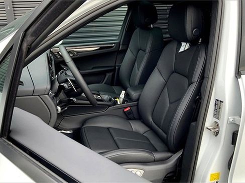 New 2025 Porsche Macan image 5
