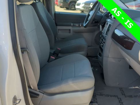 Used 2010 Chrysler Town & Country LX FWD image 21