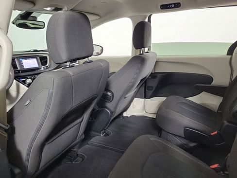Used 2023 Chrysler Voyager LX FWD image 11