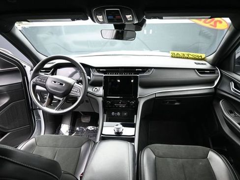 Used 2025 Jeep Grand Cherokee Altitude AWD/4WD image 37