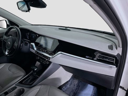Used 2020 Kia Niro EX image 29