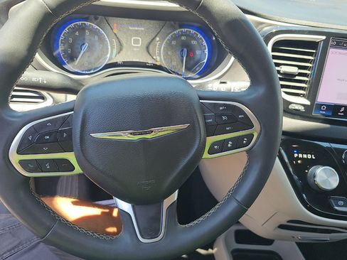 Used 2022 Chrysler Pacifica Touring-L FWD image 17