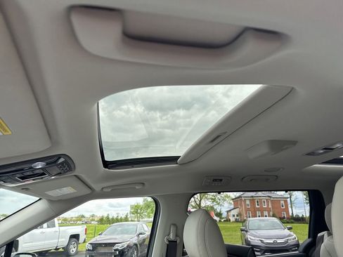 Used 2025 Kia Carnival SX FWD image 30