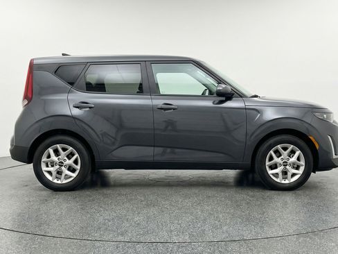 Used 2025 Kia Soul LX w/ LX Technology Package FWD image 11