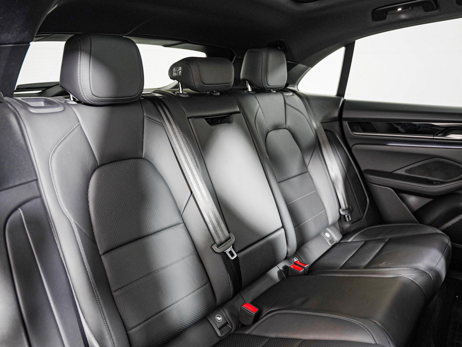 Certified 2025 Porsche Macan 4 Electric AWD/4WD image 6