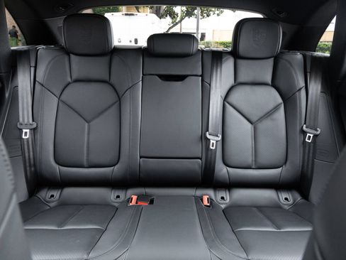 Certified 2026 Porsche Macan AWD/4WD image 28