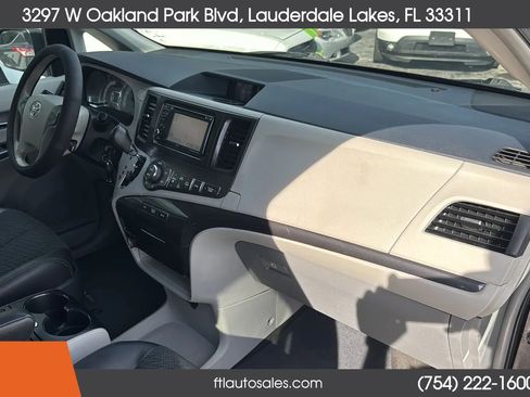 Used 2014 Toyota Sienna SE FWD image 38
