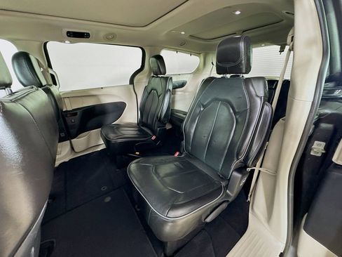Used 2020 Chrysler Pacifica Limited image 24