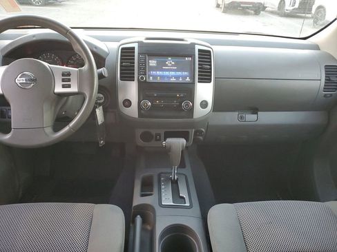 Used 2019 Nissan Frontier SV image 2