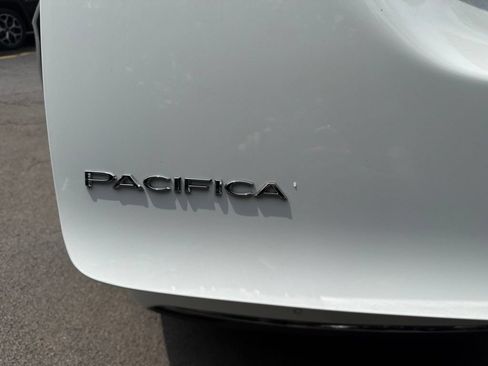 Used 2019 Chrysler Pacifica Limited w/ Advanced Safetytec Group FWD image 16