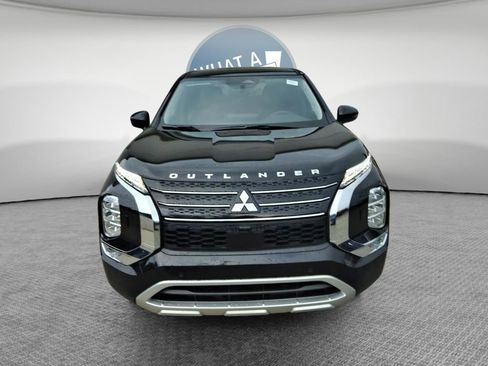 Used 2025 Mitsubishi Outlander SE image 2