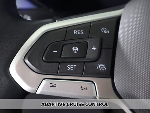 Used 2022 Volkswagen Taos SE w/ Driver Assistance Package image 3