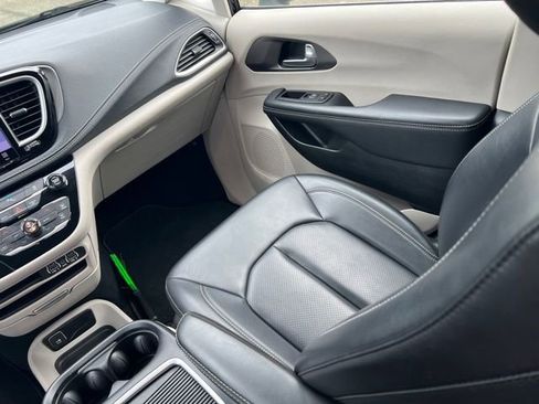 Used 2023 Chrysler Pacifica Touring-L image 15