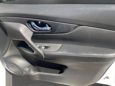 Used 2017 Nissan Rogue SV w/ SV Premium Package FWD image 10