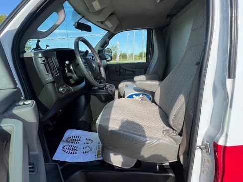 Used 2017 Chevrolet Express 2500 RWD image 12