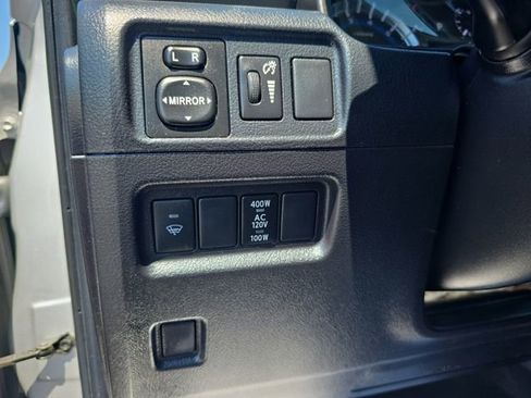 Used 2018 Toyota 4Runner SR5 AWD/4WD image 25