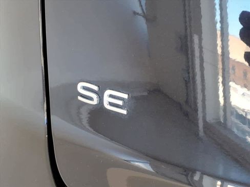 Certified 2024 Volkswagen Atlas Cross Sport SE FWD image 18