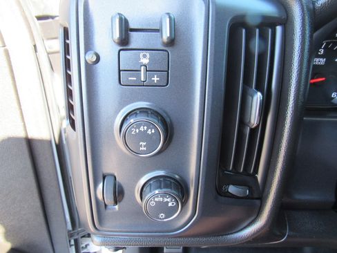 Used 2019 Chevrolet Silverado 2500 W/T AWD/4WD image 14