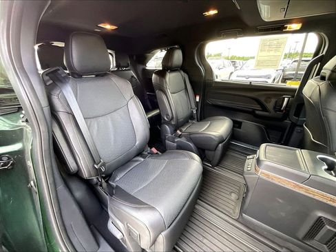 Used 2025 Toyota Sienna Platinum AWD/4WD image 15