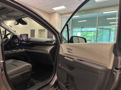 Used 2023 Toyota Sienna XLE FWD image 28