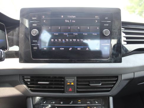 Used 2025 Volkswagen Jetta SE FWD image 11