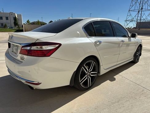 Used 2017 Honda Accord Touring image 7
