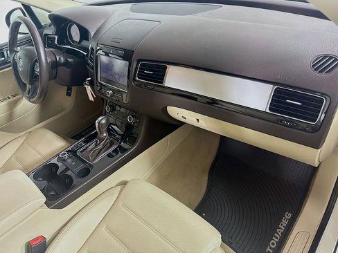 Used 2011 Volkswagen Touareg Sport image 29