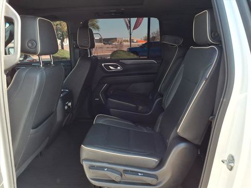 Used 2022 GMC Yukon XL SLT w/ SLT Premium Package image 15