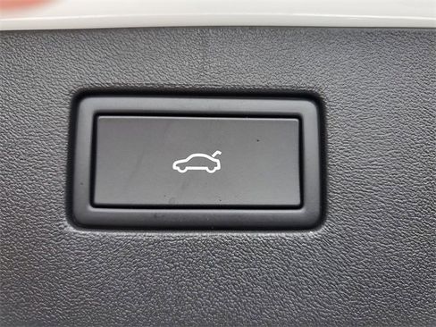 New 2025 Volkswagen Tiguan SE image 10